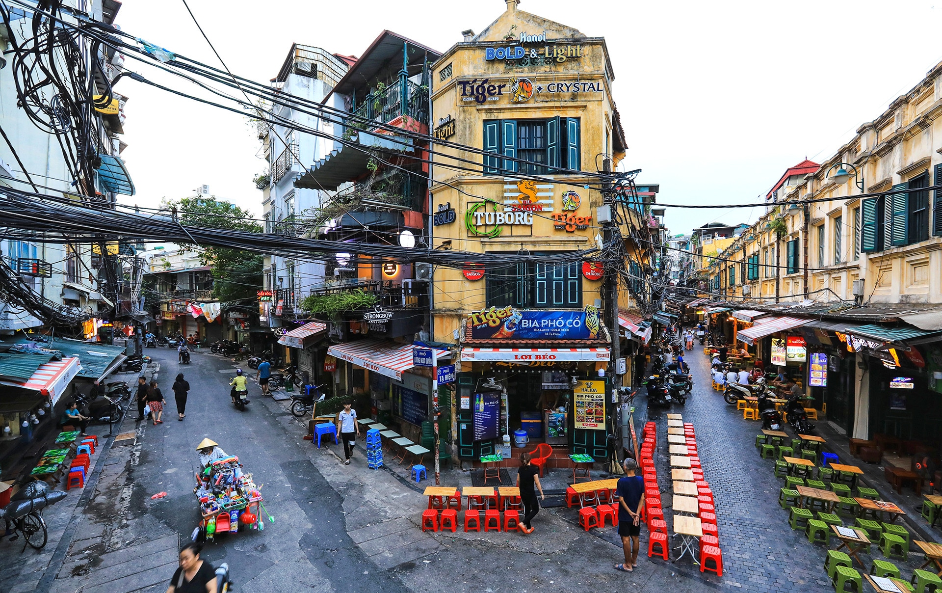The cool weather makes it more comfortable for visitors to explore the entire Hanoi Old Quarter with its famous 36 streets 